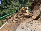 宣城泾县境内宁泾公路桃岭段多处山石崩塌，受阻道路为“皖南川藏线”