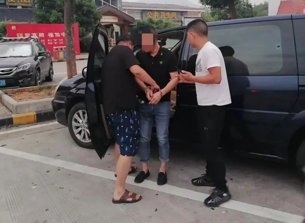 捣毁贮存假烟窝点1处,查获假烟3100余条{bbname}bbs.ahv.cc