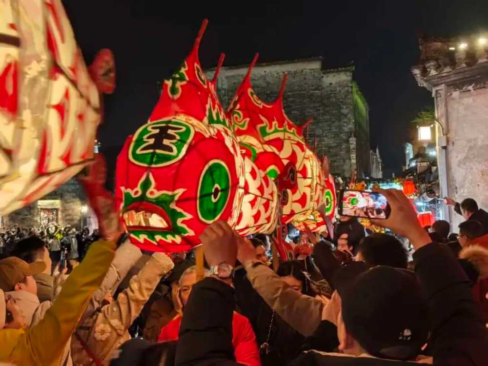 关于3月18日晚宏村花灯巡游暂停演出的公告