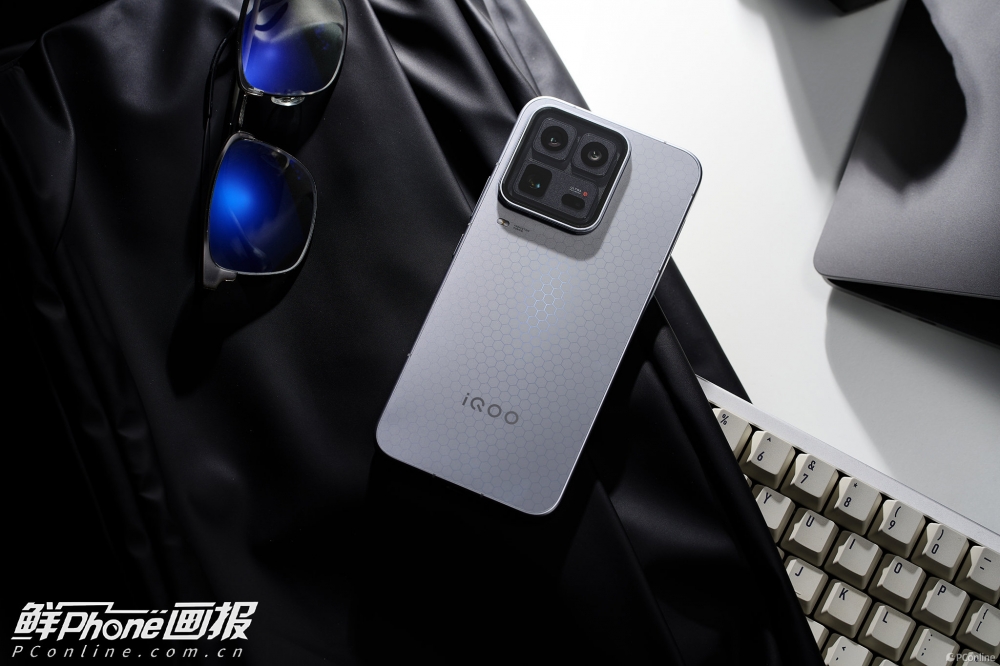 「鲜Phone画报」iQOO 15 Ultra图赏：以能量之形，铸未来旗舰{bbname}bbs.ahv.cc
