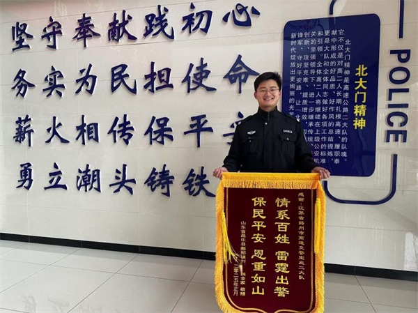 花季少女不辞而别 扬州高速交警上演暖心“寻亲记”{bbname}bbs.ahv.cc