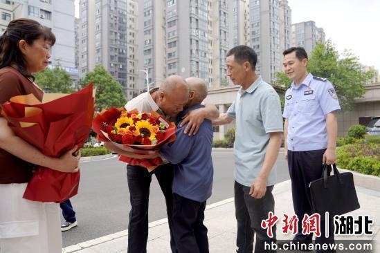 中新网湖北 湖北新闻网 时隔46载！十堰警方助男子找到失散亲人{bbname}bbs.ahv.cc ...