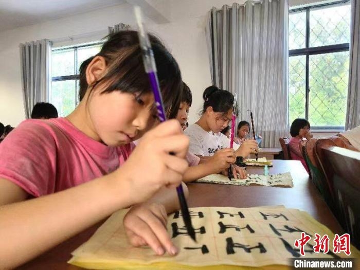 退休教师连续9年免费开办暑期班 关爱留守儿童{bbname}bbs.ahv.cc