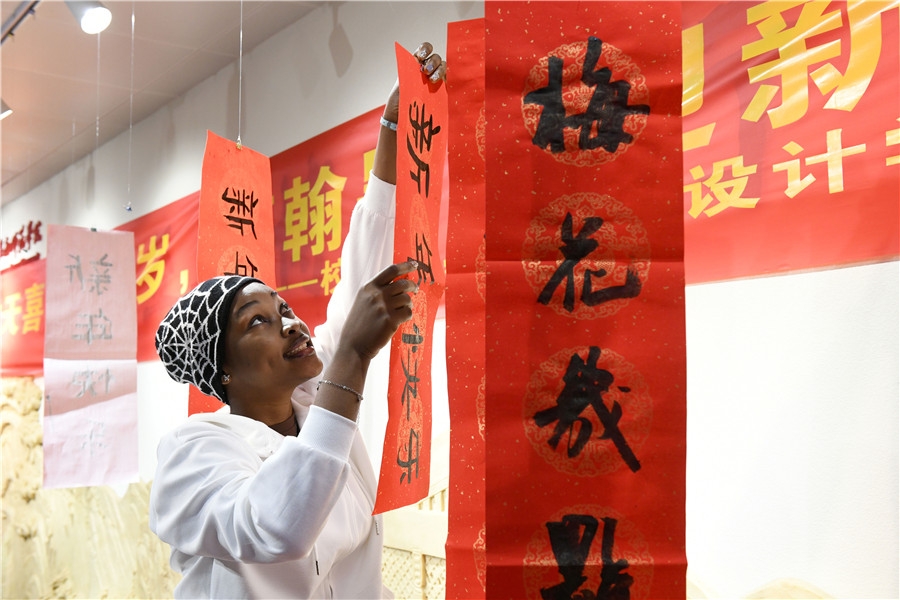 安徽淮南：留学生写春联感受年味{bbname}bbs.ahv.cc
